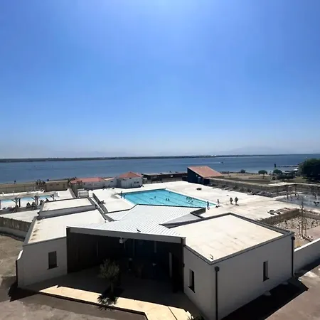 Les Pieds Dans L'eau 1-piscine Chauffee Apartment *