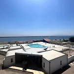 Les Pieds Dans L'eau 1-piscine Chauffee Apartmán *